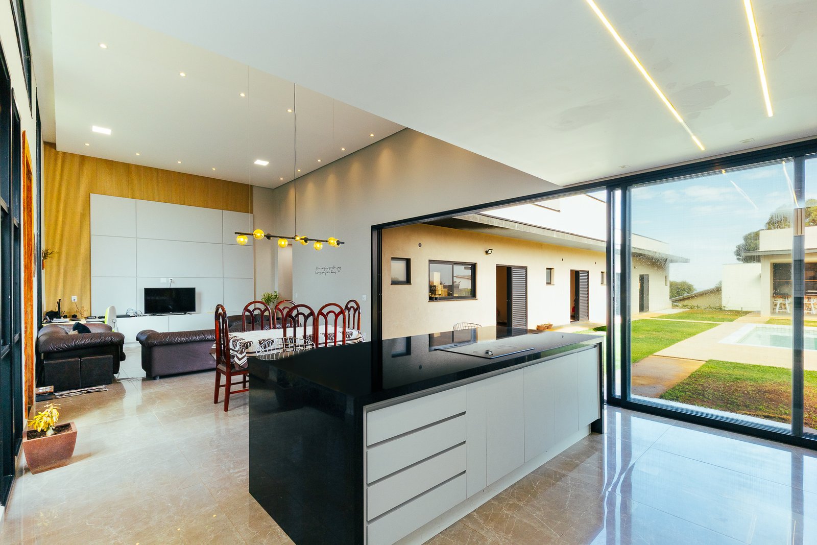 Casa térrea a venda  em Itupeva-SP. 4 quartos, Colinas de Inhandjara- R$ 1.800.000,00