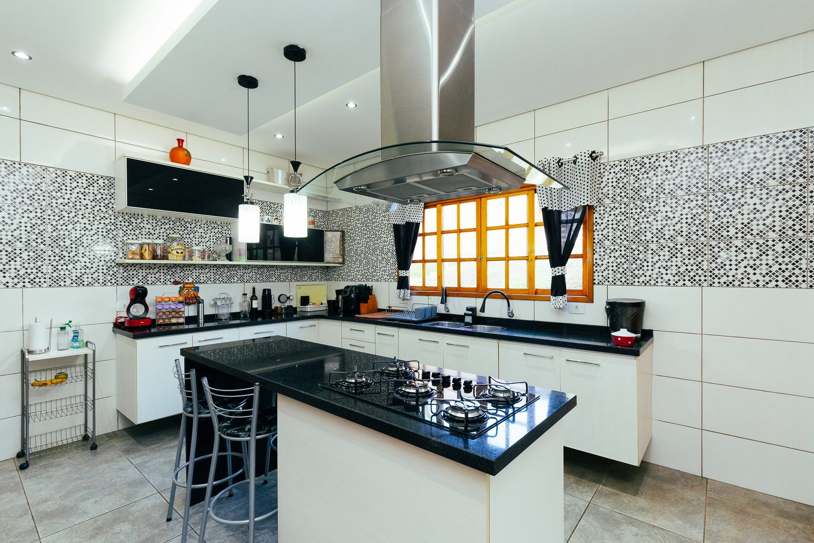 Casa a venda em Itupeva-SP. Com 6 quartos, 440,56m², Condomínio Village Morro Alto/ R$ 2.100.000,00